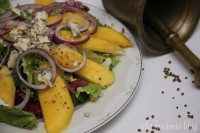 sałatka mango lazur pleśniowy czerwona cebula kolendra