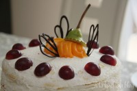 tort tęczowy bita śmietana kolorowy biszkopt urodzinowy