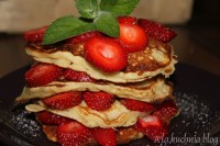 amerykańskie pancakes  z truskawkami naleśniki truskawki