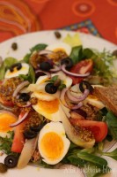 sałatka nicejska tuńczyk śledź jajko cebulka czerwona kapary