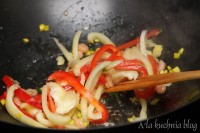 krewetki makaron azjatyckie danie sojowy sezamowy