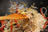 krewetki makaron azjatyckie danie sojowy sezamowy