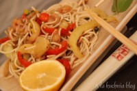 krewetki makaron azjatyckie danie sojowy sezamowy