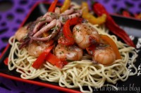 makaron ośmiornice krewetki estragon chili azja mleczko kokosowe