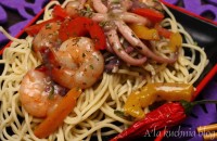 makaron ośmiornice krewetki estragon chili azja mleczko kokosowe