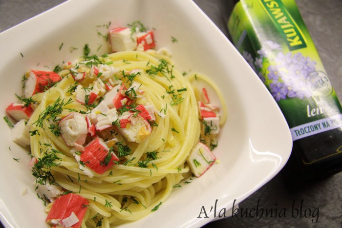 makaron smazone surimi paluszki karbowe czosnek szybki obiad prosty kolacja na ciepło spaghetti len olej tłoczony na zimno kujawski