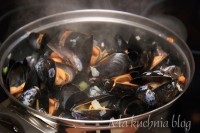 mule małże skorupiaki w winie białe wino warzywa masło bazyliowe duszone