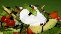 salatka avocado szparagi pomidor jajko w koszulce sos balsamiczny sałata