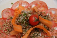 sałatka łosoś kiełki pomidor lucerna rzodkiewka marchew carpaccio