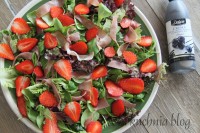 sałatka truskawki szpinak szynka schwarzwald prosciutto lekka balsamico krem balsamiczny truskawki truskawek baby spinach