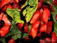 młody szpinak truskawki sos balsamico sałatka