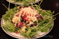 sałatka rukola winogrona granat kuskus parmezan feta krewetki sezam